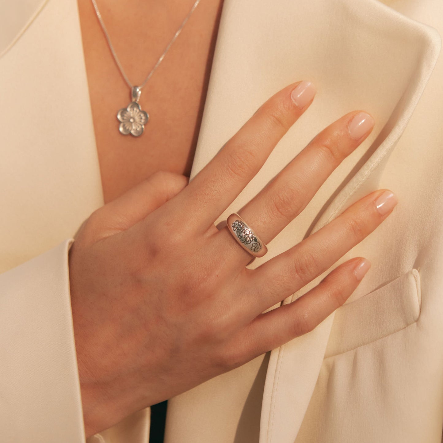 LOUPN | Ehwa Floral Pendant Necklace - Dark