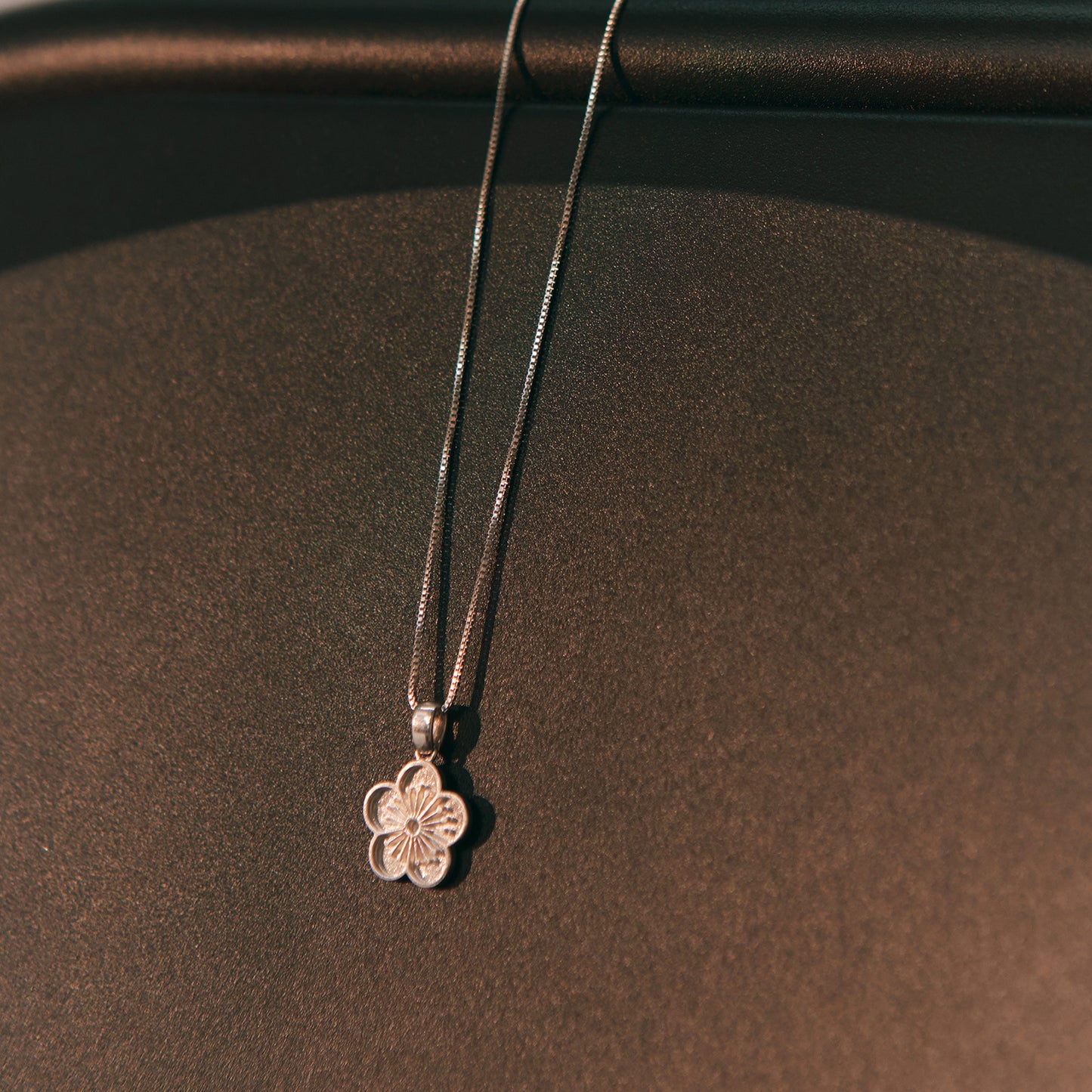 LOUPN | Ehwa Floral Pendant Necklace - Dark